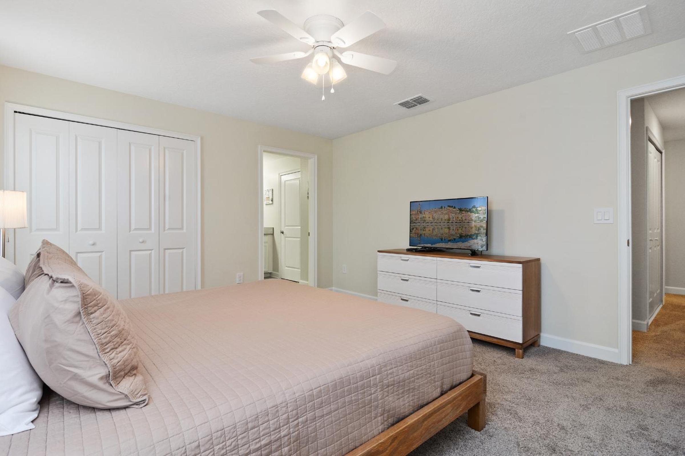 Four Bedrooms with Screen PoolStoreyLake 4910 view 5