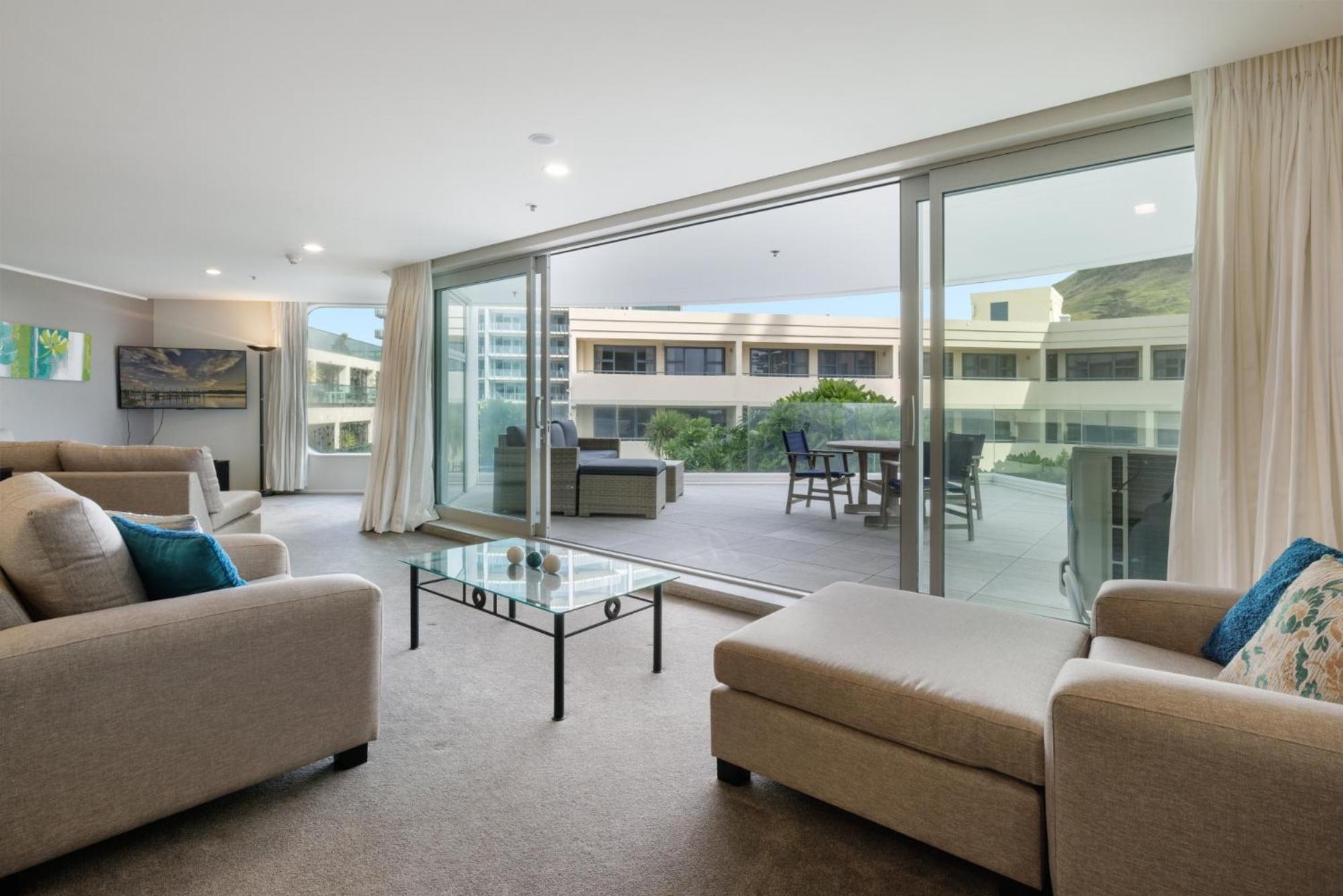 Oceanside Apartment with Pool Views view 4