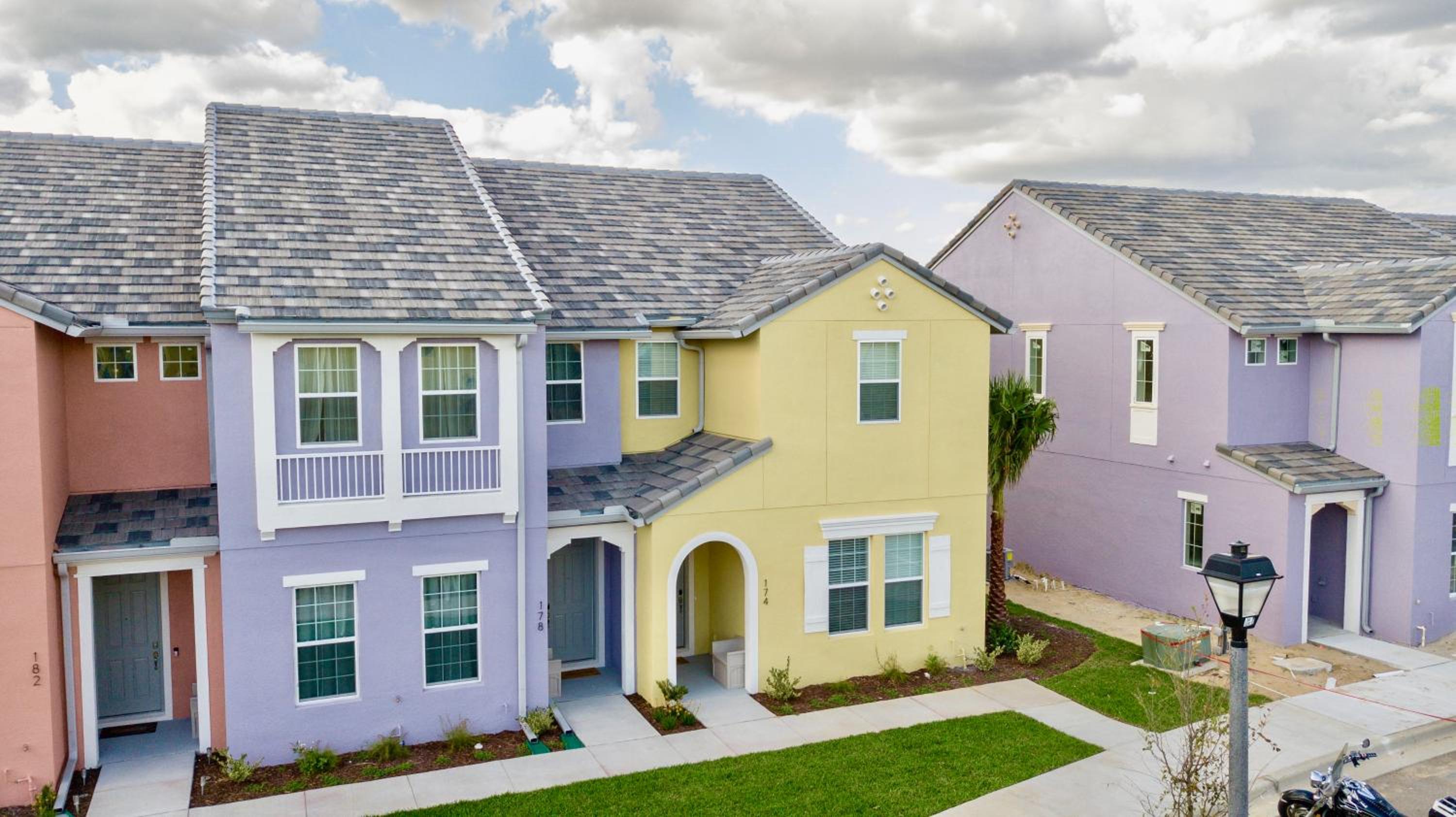 Stunning 5 Bd Home w/ Pool Close to Disney 174