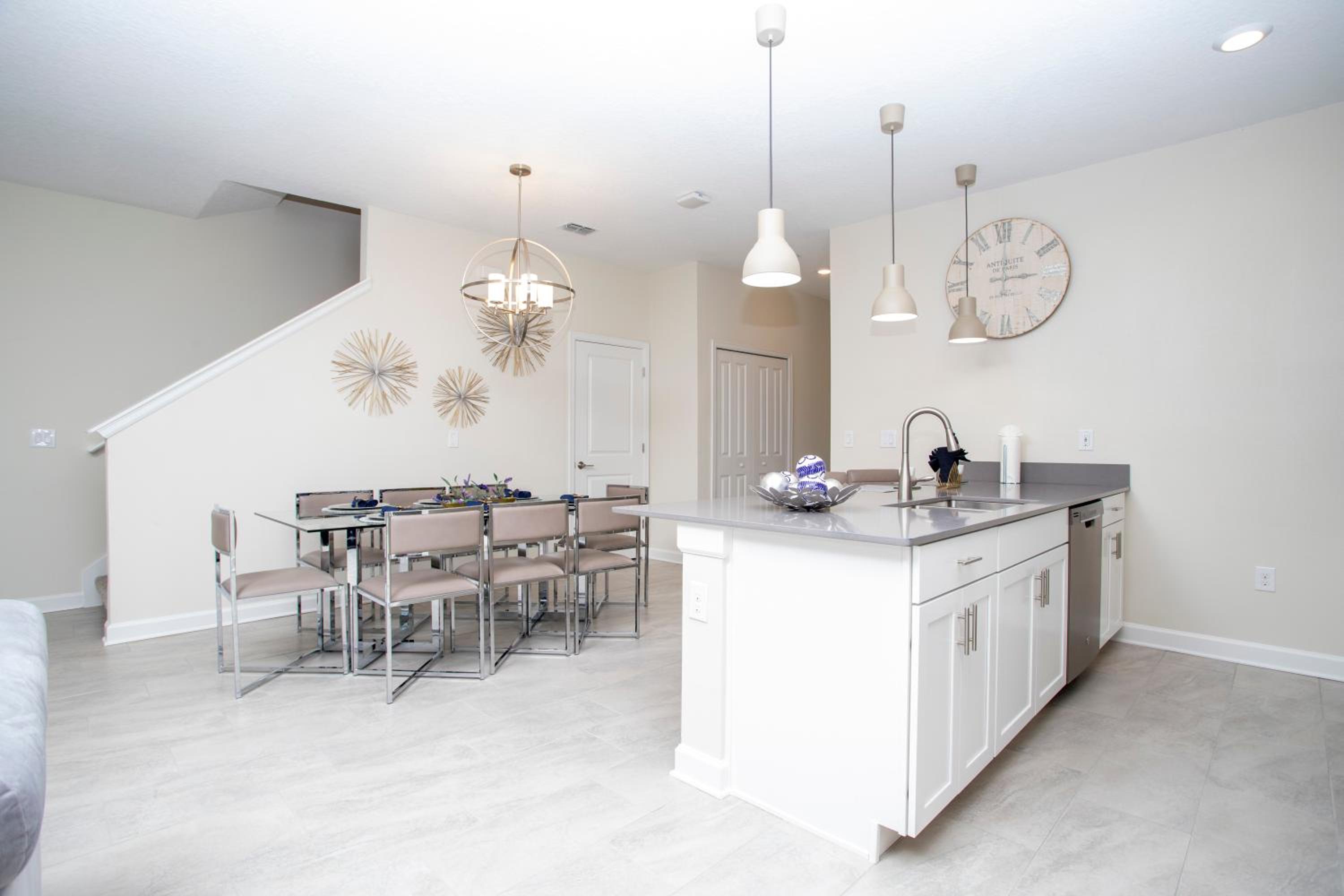 Stunning 5 Bd w/ Pool Close to Disney 8955