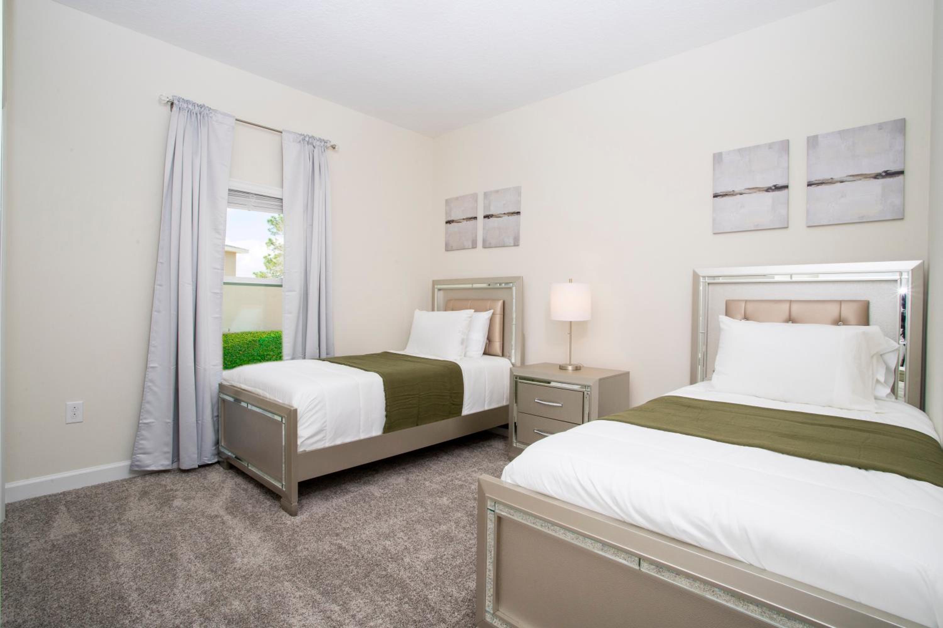 Stunning 5 Bd w/ Pool Close to Disney 8955