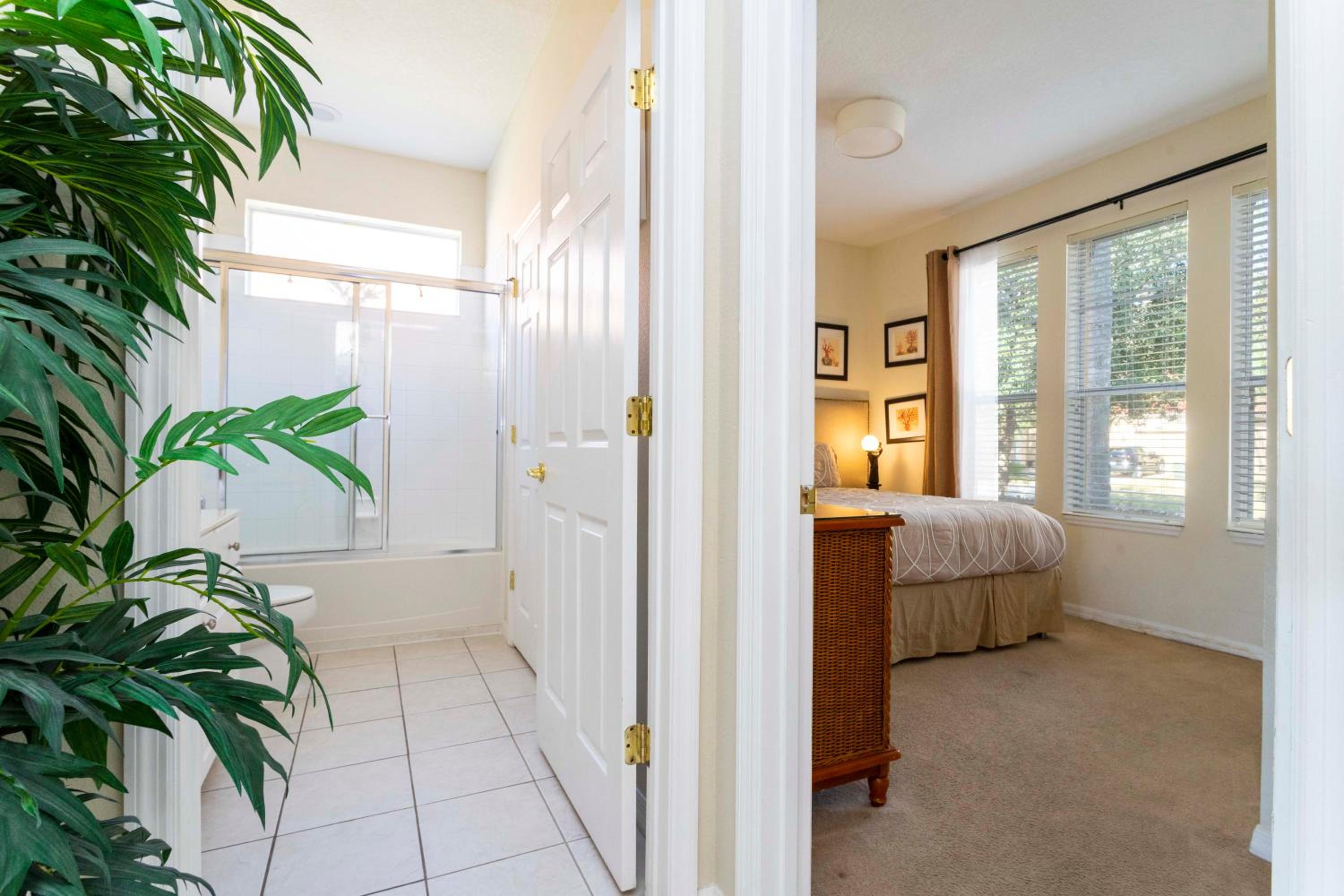 Gorgeous 4 Bedroom w/ Pool Close to Disney 920