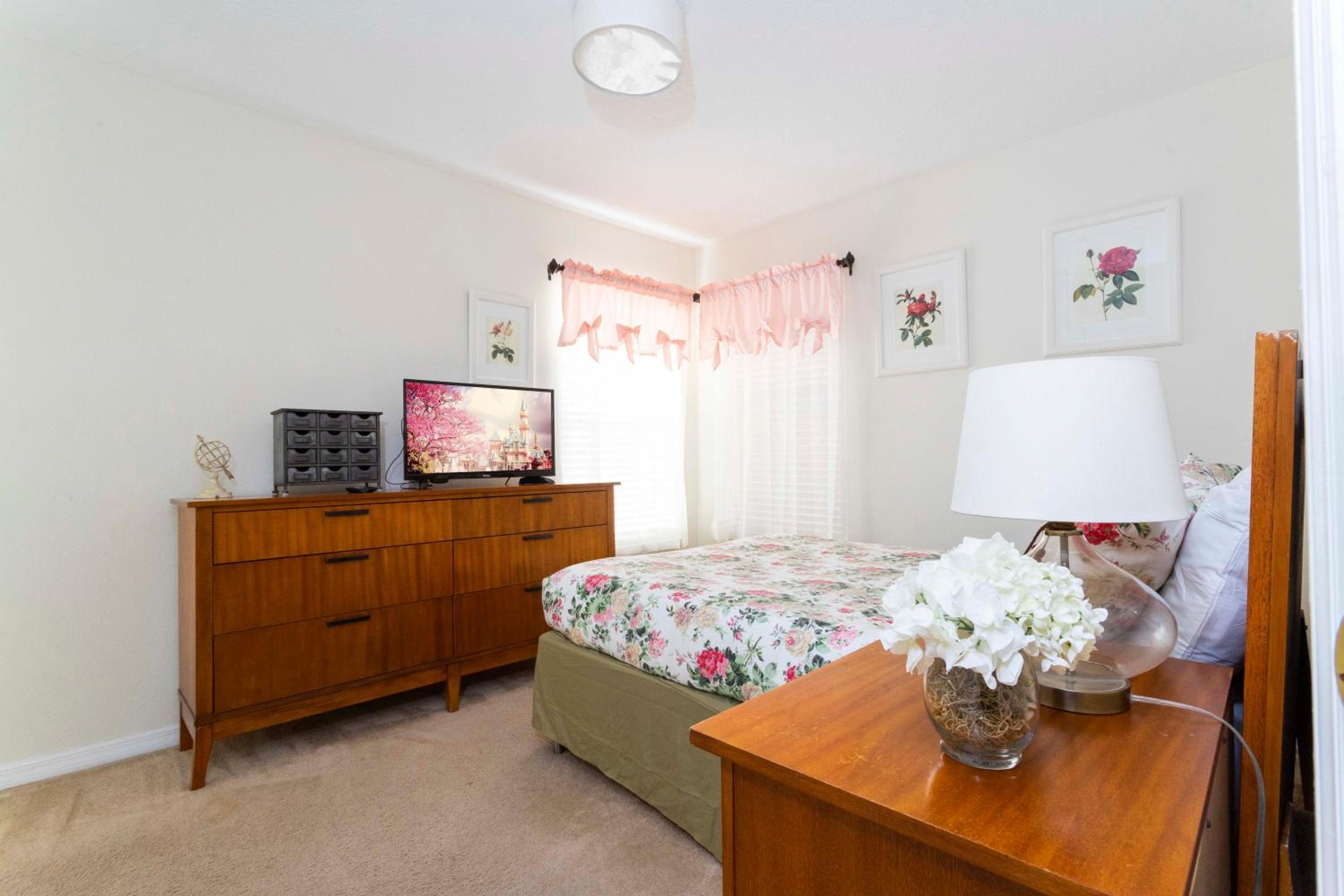 Gorgeous 4 Bedroom w/ Pool Close to Disney 920