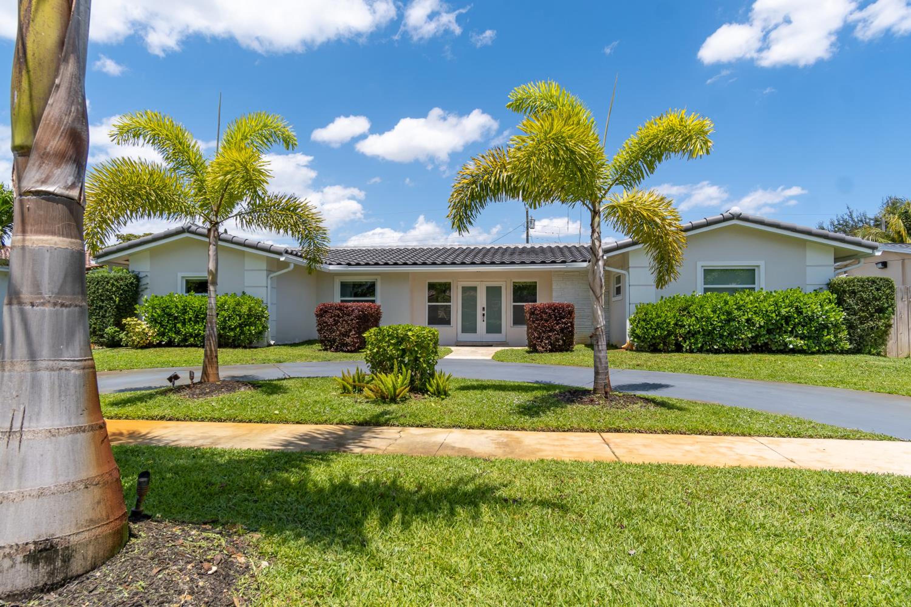 Hollywood Paradise Luxury 4BR 3BA Home and Outdoor Fun with Heated Pool