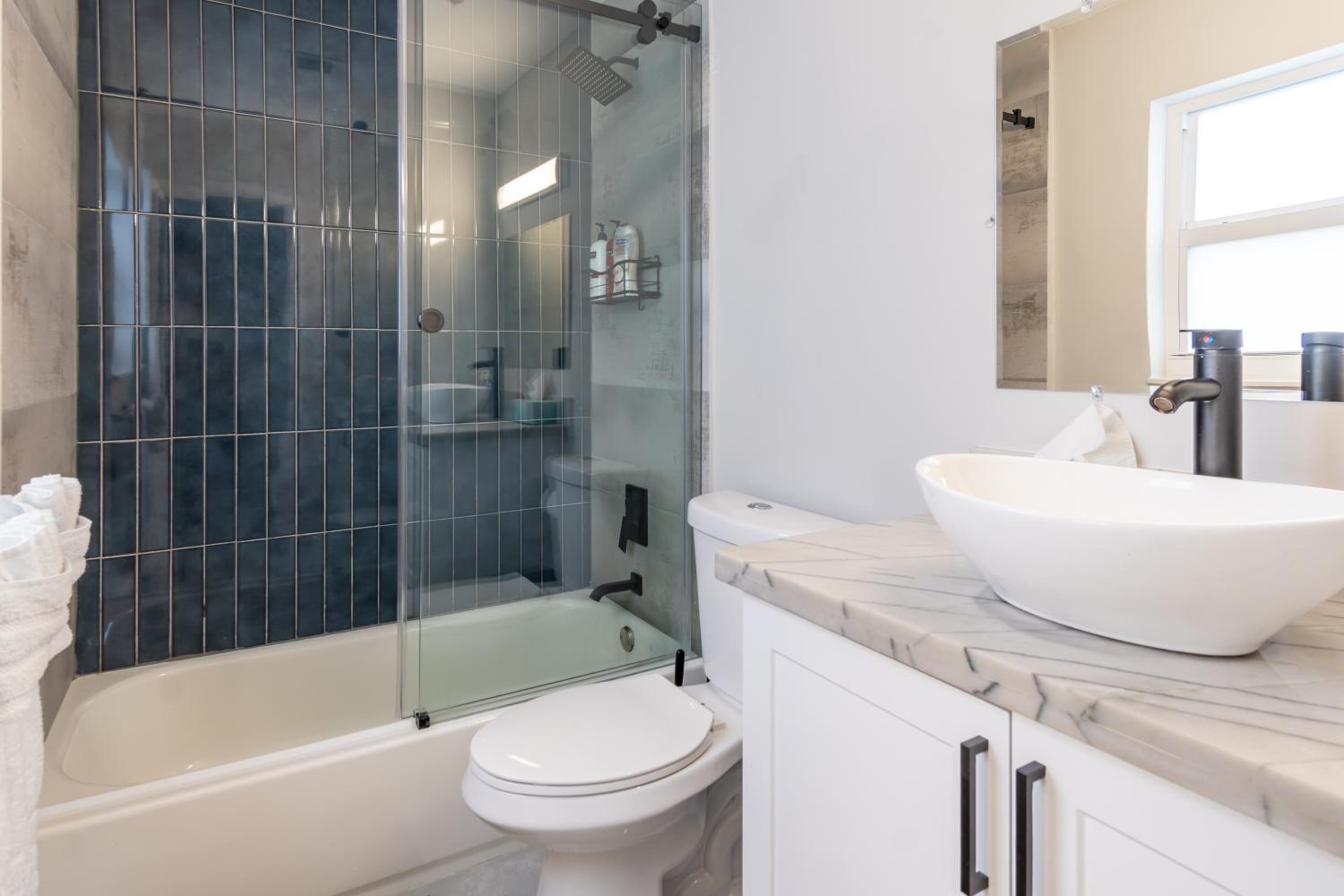 Hollywood Paradise Luxury 4BR 3BA Home and Outdoor Fun with Heated Pool