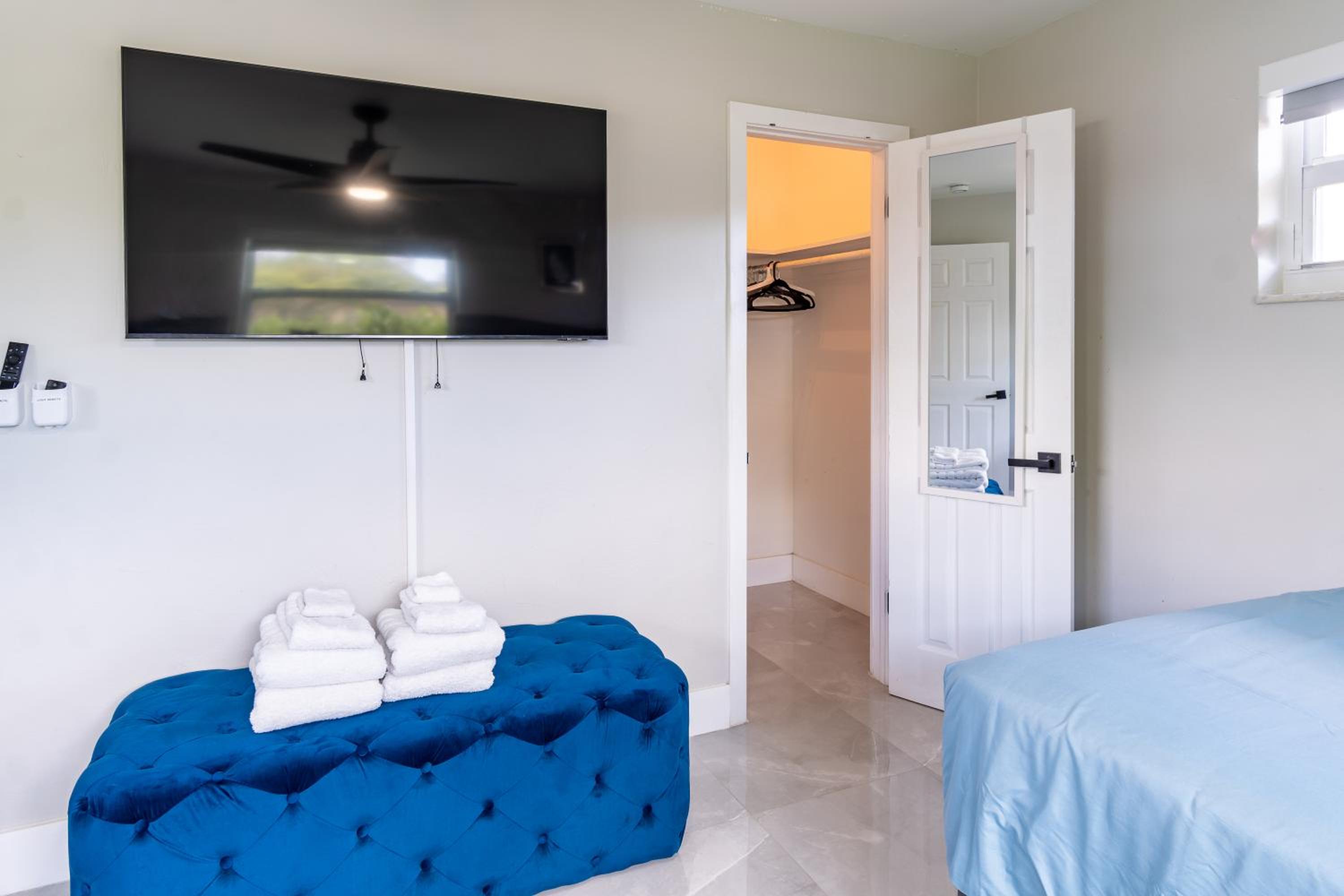 Hollywood Paradise Luxury 4BR 3BA Home and Outdoor Fun with Heated Pool