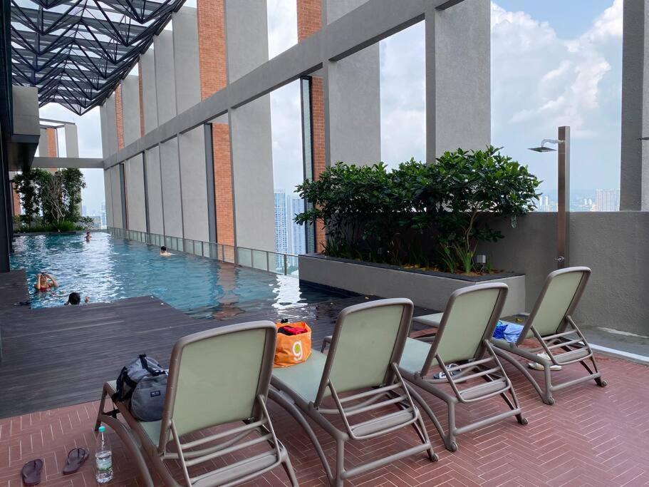 Mid Valley 3km away 360 sq ft Millerz Sq studio