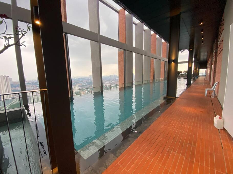 Mid Valley 3km away 360 sq ft Millerz Sq studio