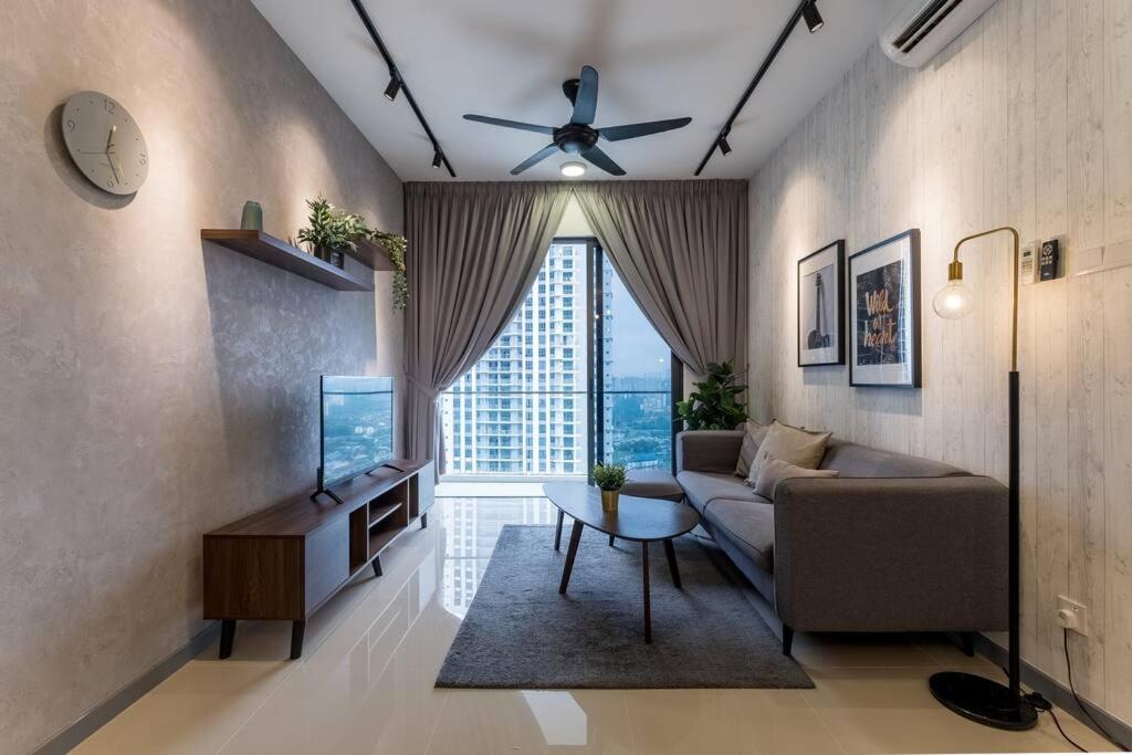 Family-friendly APT 3BR Above Mall-PoolGym MITEC