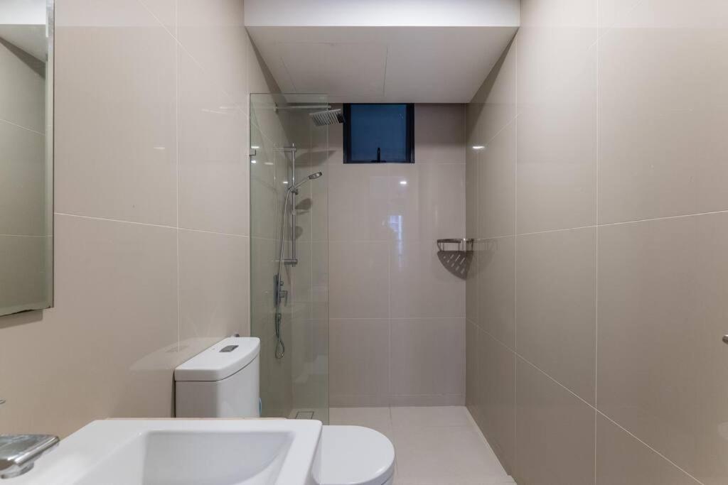 Family-friendly APT 3BR Above Mall-PoolGym MITEC