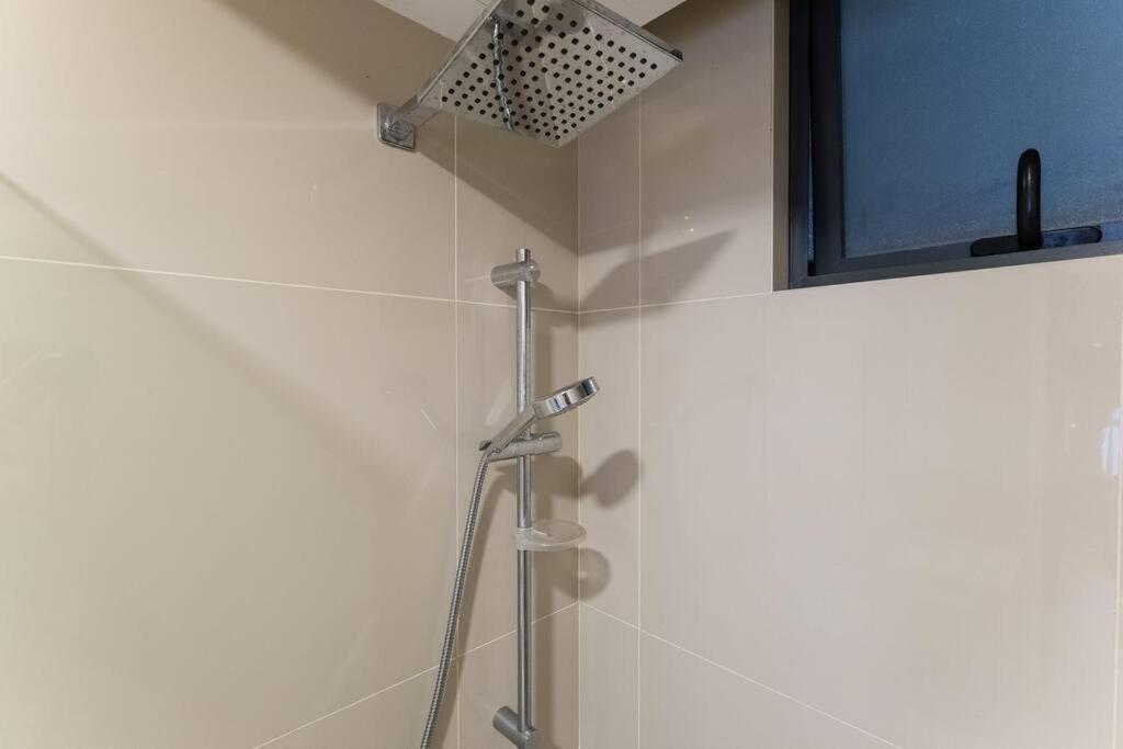 Family-friendly APT 3BR Above Mall-PoolGym MITEC