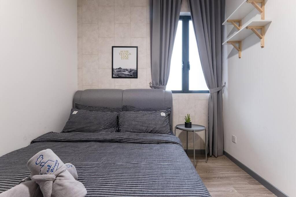 Family-friendly APT 3BR Above Mall-PoolGym MITEC