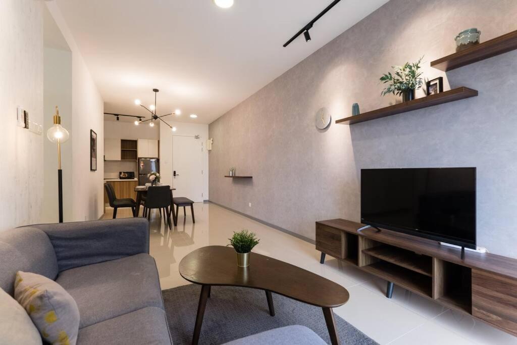 Family-friendly APT 3BR Above Mall-PoolGym MITEC