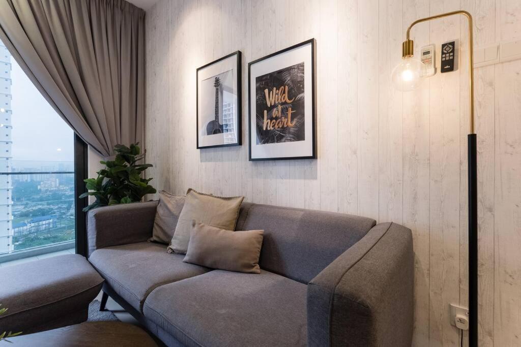 Family-friendly APT 3BR Above Mall-PoolGym MITEC