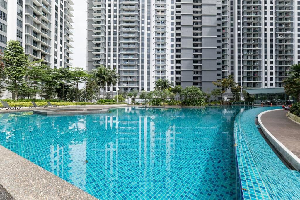 Family-friendly APT 3BR Above Mall-PoolGym MITEC