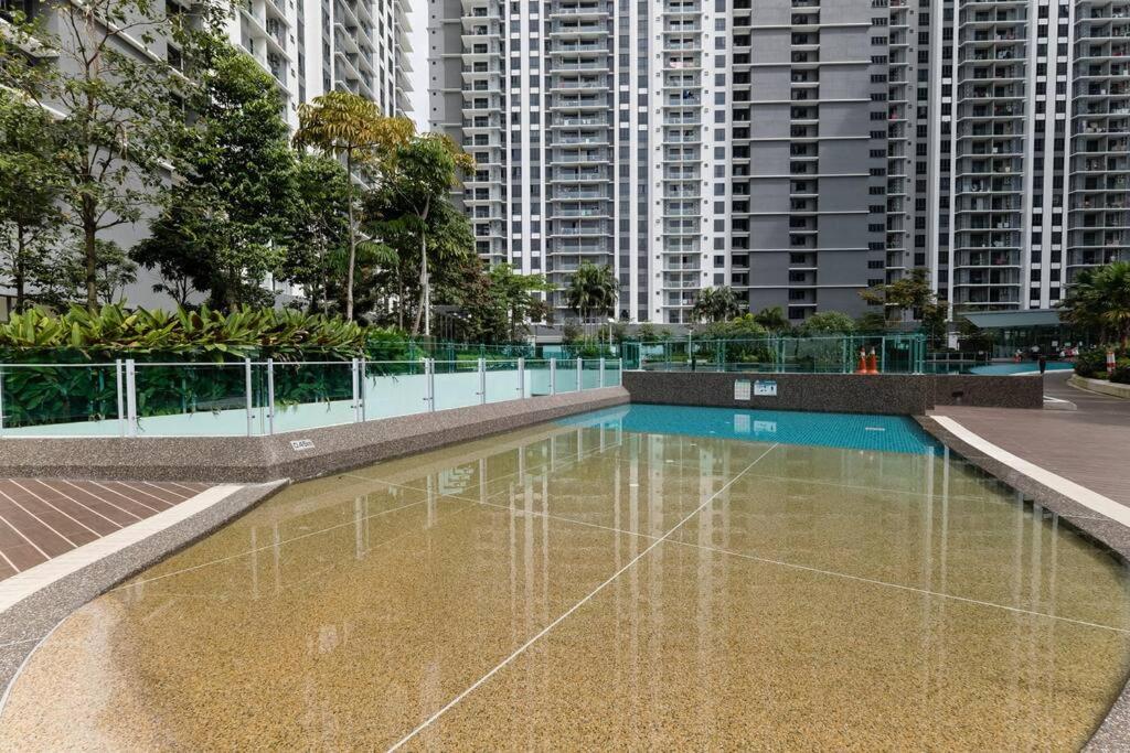 Family-friendly APT 3BR Above Mall-PoolGym MITEC