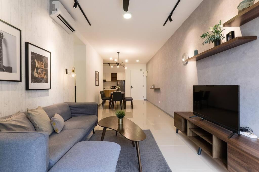 Family-friendly APT 3BR Above Mall-PoolGym MITEC