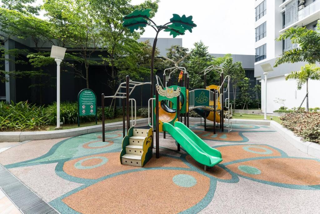 Family-friendly APT 3BR Above Mall-PoolGym MITEC