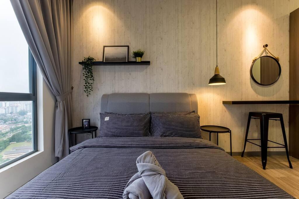Family-friendly APT 3BR Above Mall-PoolGym MITEC