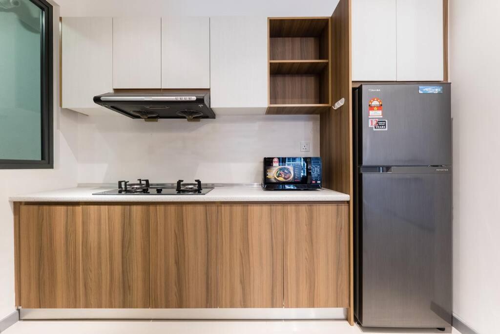 Family-friendly APT 3BR Above Mall-PoolGym MITEC