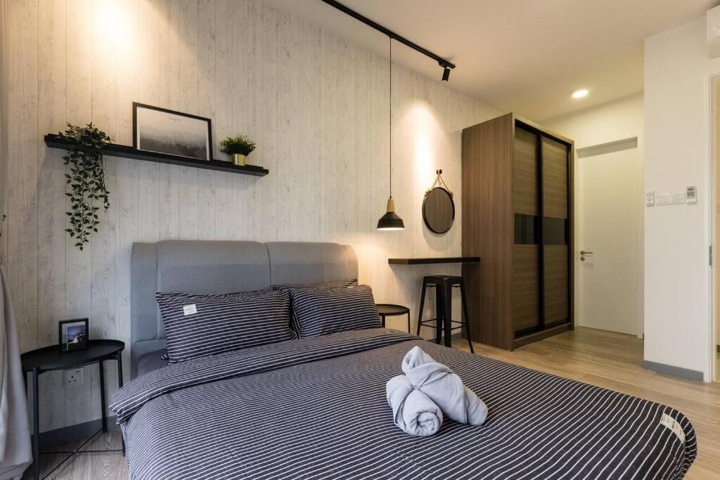 Family-friendly APT 3BR Above Mall-PoolGym MITEC