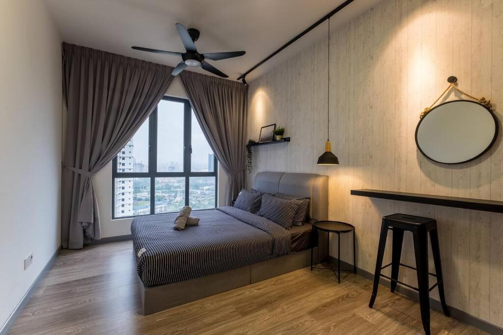 Family-friendly APT 3BR Above Mall-PoolGym MITEC
