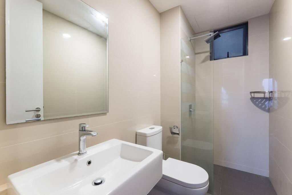 Family-friendly APT 3BR Above Mall-PoolGym MITEC
