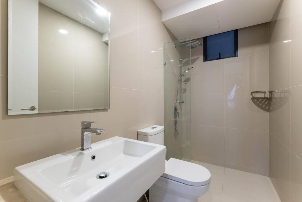 Family-friendly APT 3BR Above Mall-PoolGym MITEC