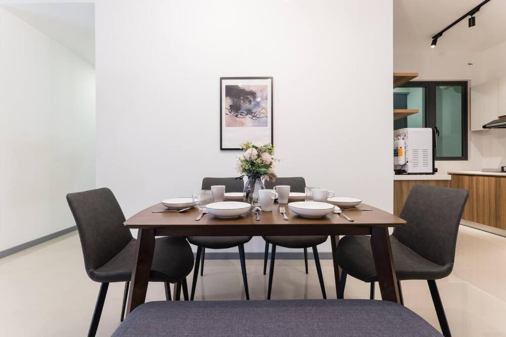 Family-friendly APT 3BR Above Mall-PoolGym MITEC