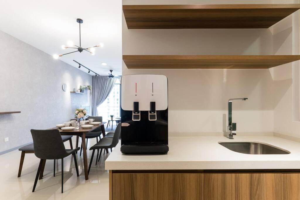 Family-friendly APT 3BR Above Mall-PoolGym MITEC
