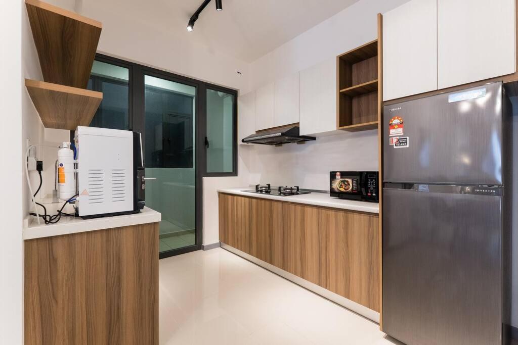 Family-friendly APT 3BR Above Mall-PoolGym MITEC
