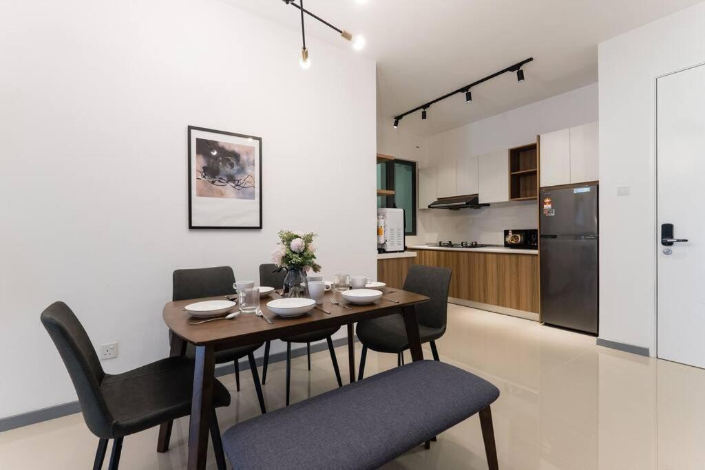 Family-friendly APT 3BR Above Mall-PoolGym MITEC
