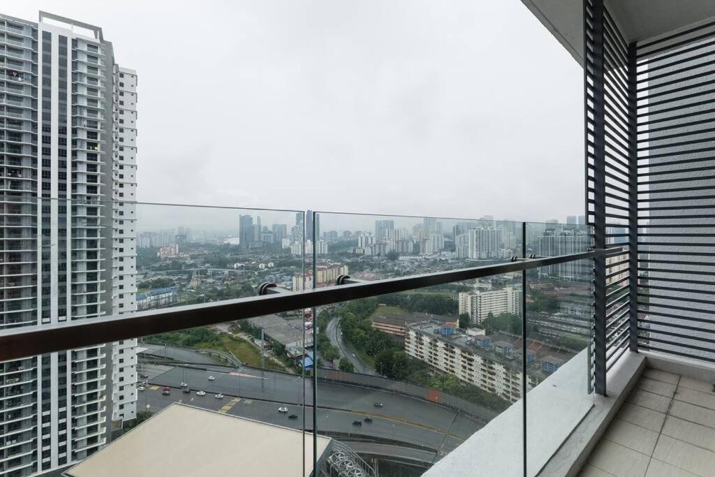 Family-friendly APT 3BR Above Mall-PoolGym MITEC