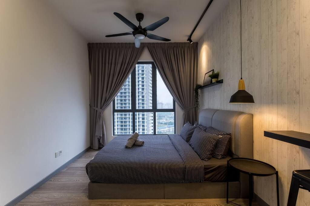 Family-friendly APT 3BR Above Mall-PoolGym MITEC