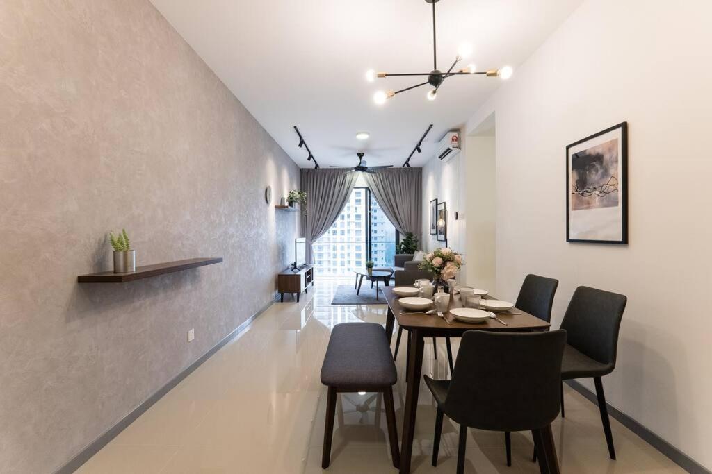 Family-friendly APT 3BR Above Mall-PoolGym MITEC