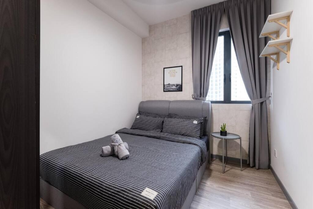 Family-friendly APT 3BR Above Mall-PoolGym MITEC