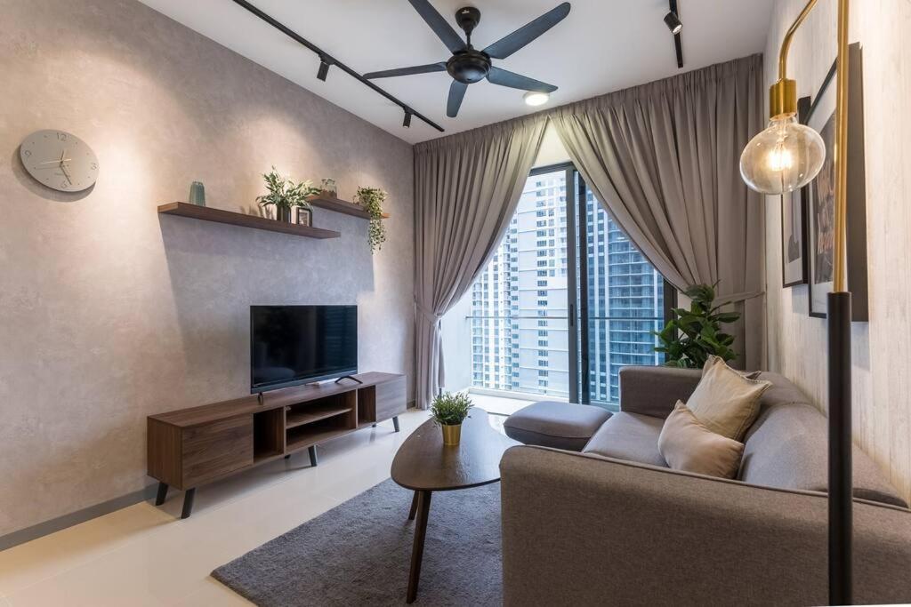 Family-friendly APT 3BR Above Mall-PoolGym MITEC