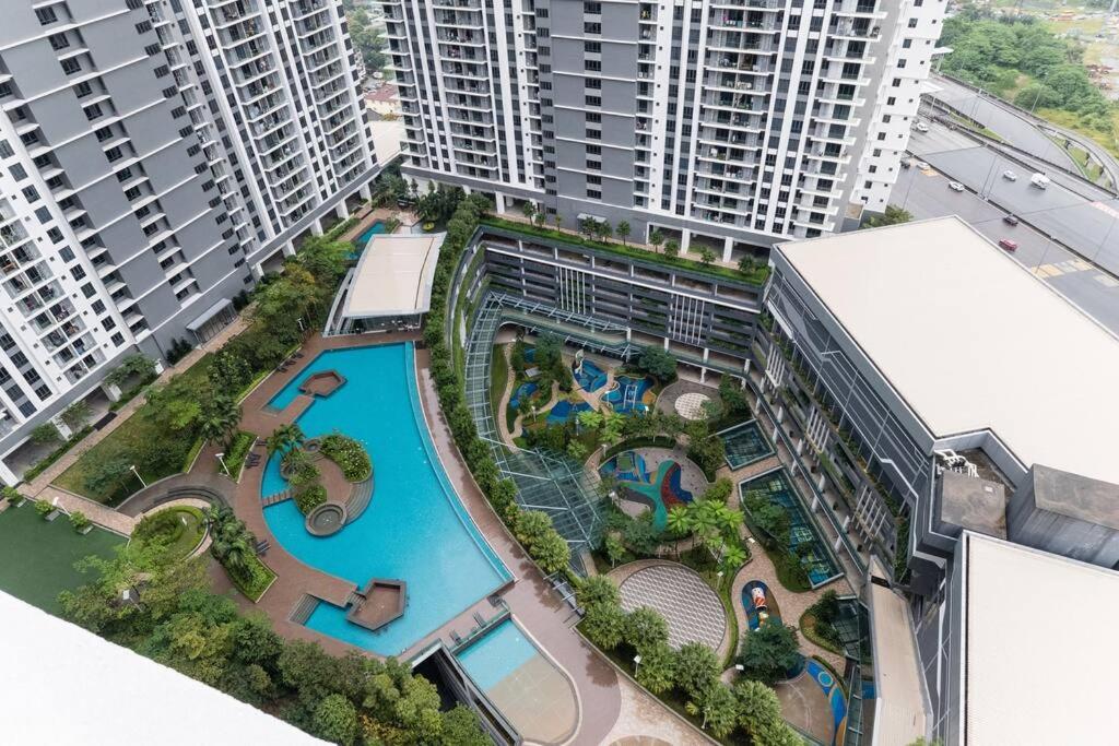 Family-friendly APT 3BR Above Mall-PoolGym MITEC