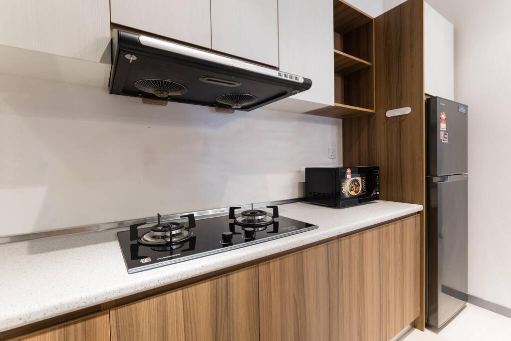 Family-friendly APT 3BR Above Mall-PoolGym MITEC