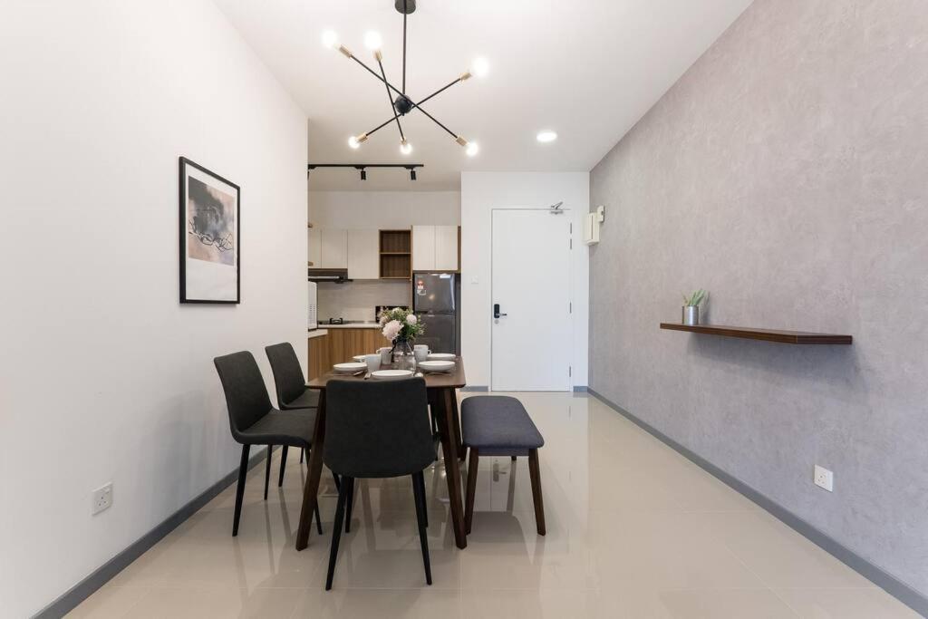 Family-friendly APT 3BR Above Mall-PoolGym MITEC