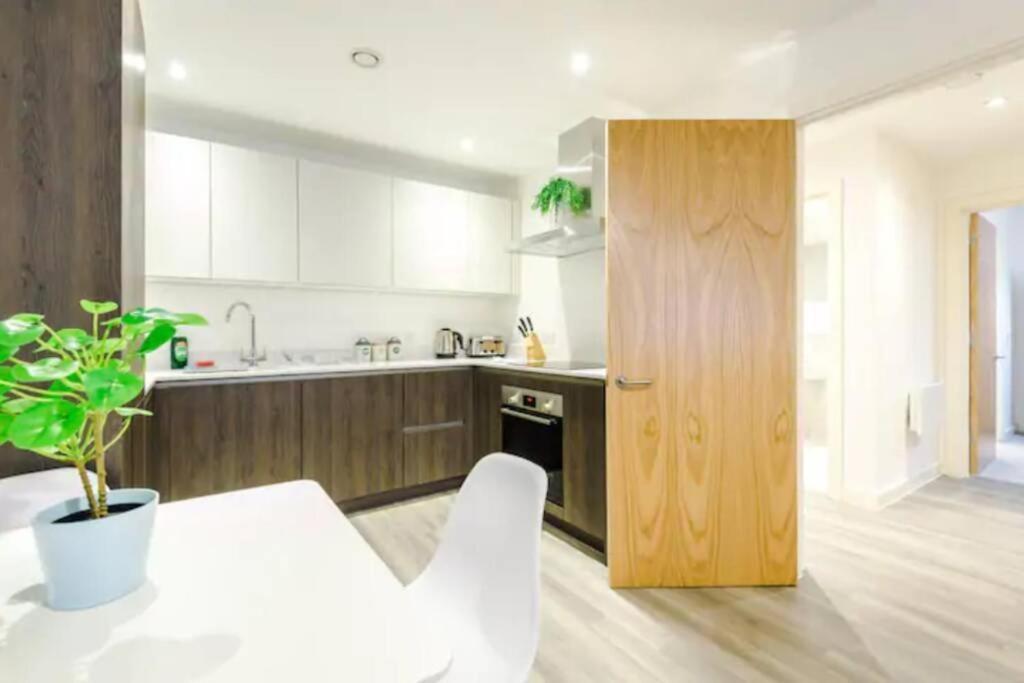 Spacious 2-Bedroom Apartment in the Heart of Manchester - Ideal for Families or Groups view 3