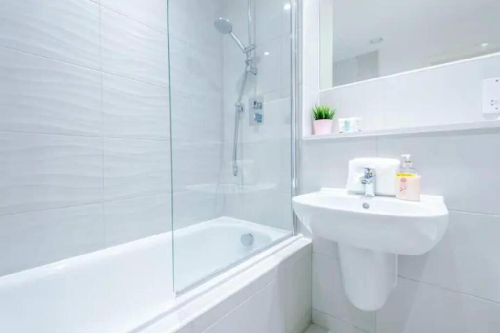 Spacious 2-Bedroom Apartment in the Heart of Manchester - Ideal for Families or Groups view 4