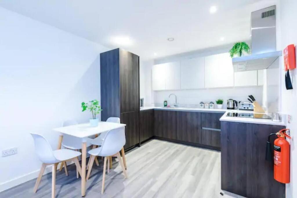 Spacious 2-Bedroom Apartment in the Heart of Manchester - Ideal for Families or Groups view 5