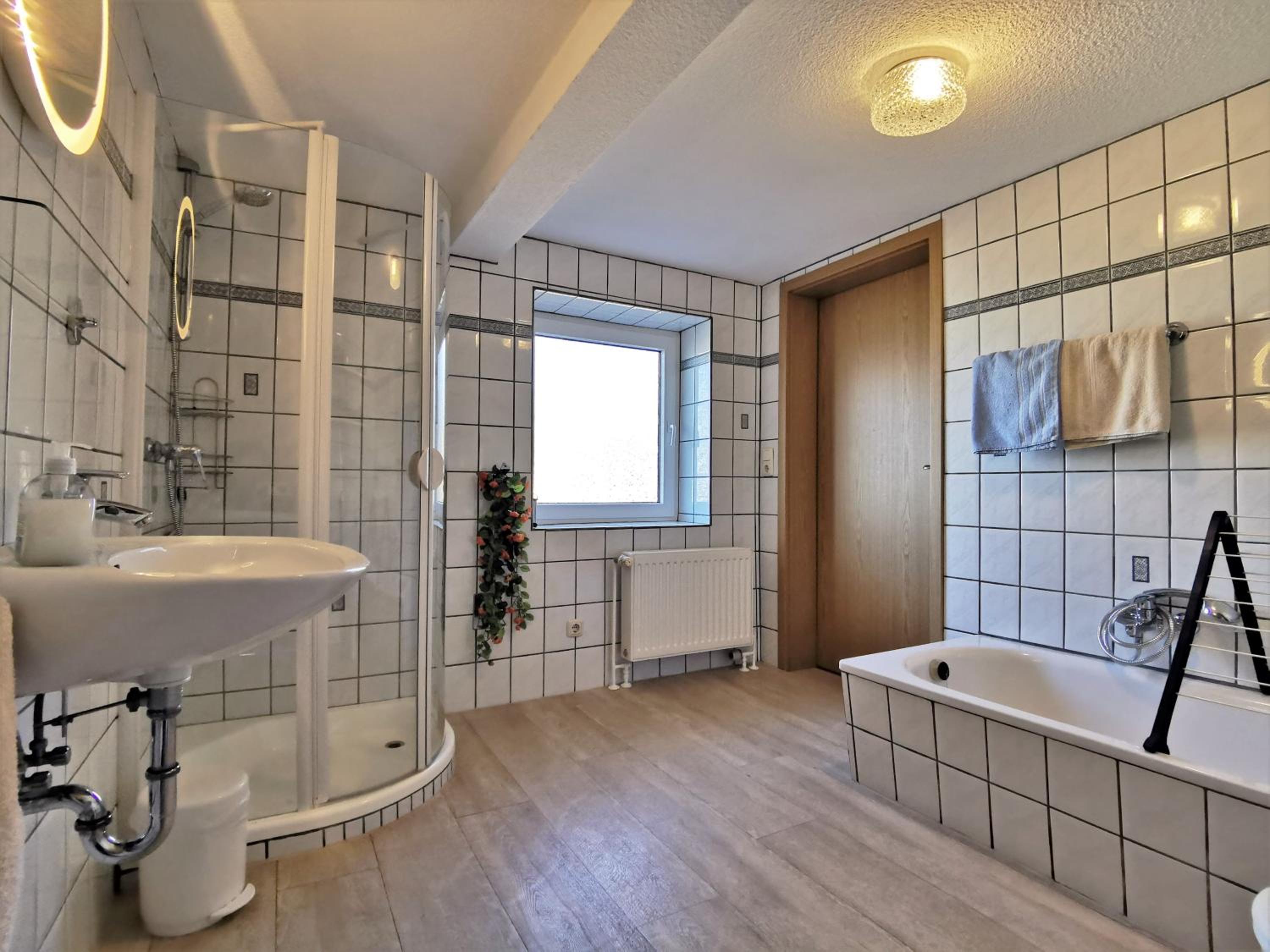 Clausen - Ferienwohnung mit 4 Schlafzimmern, 2 Bädern, Aufenthaltsraum mit Kamin und Garten view 2