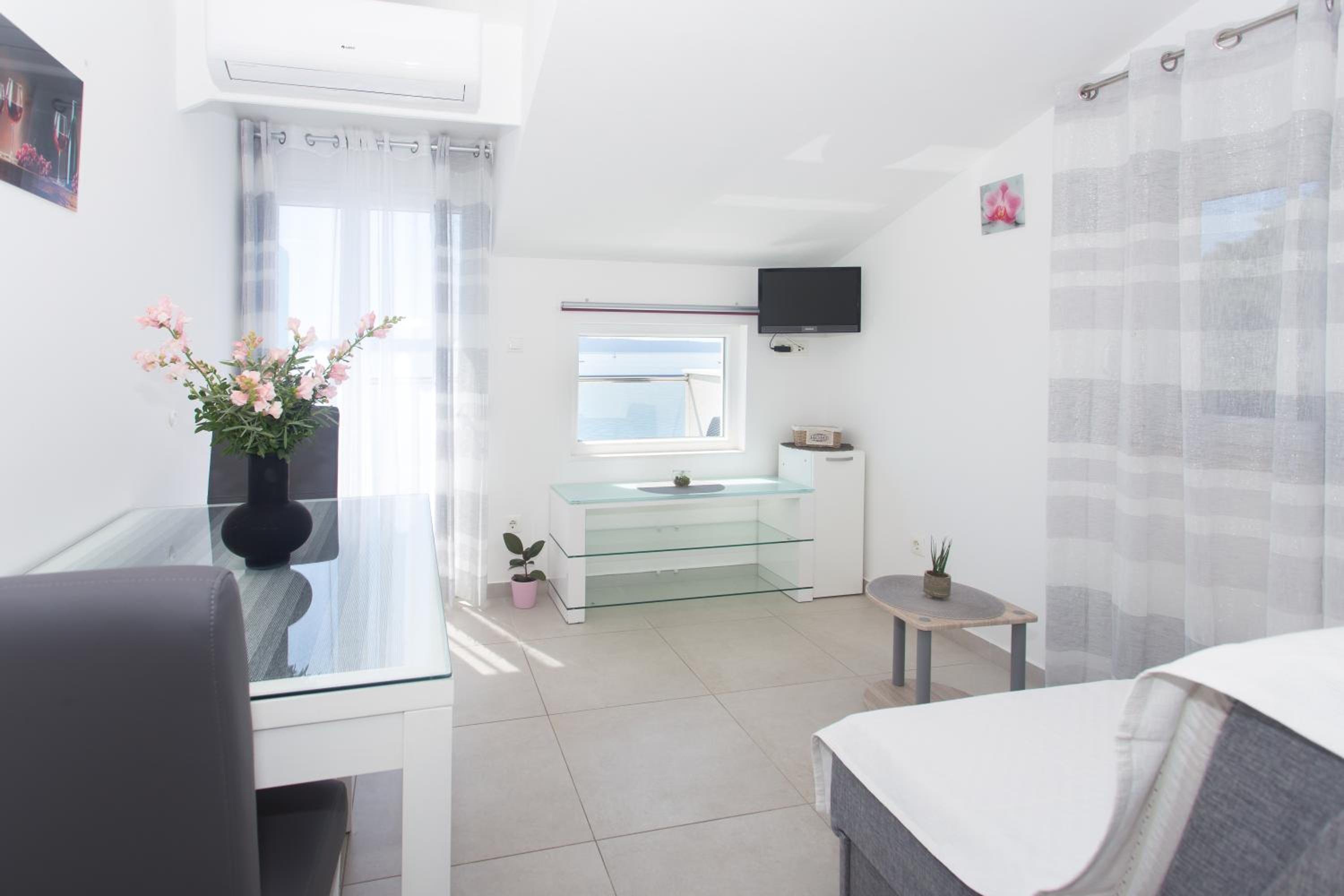 Apartments Bandić - 30 meters to the beach view 2