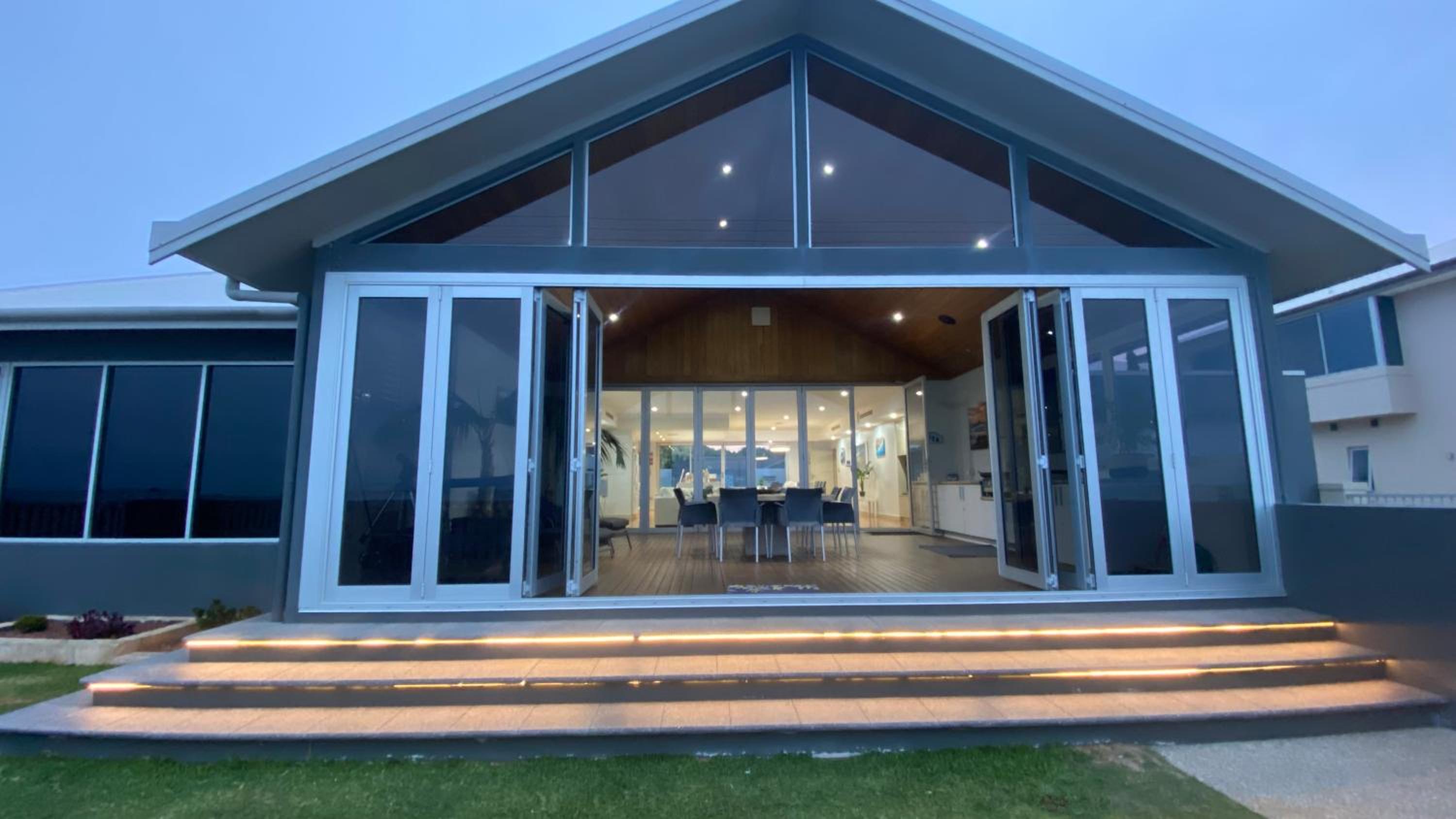 THE DECK HOUSE - Beautiful Busselton Beachfront