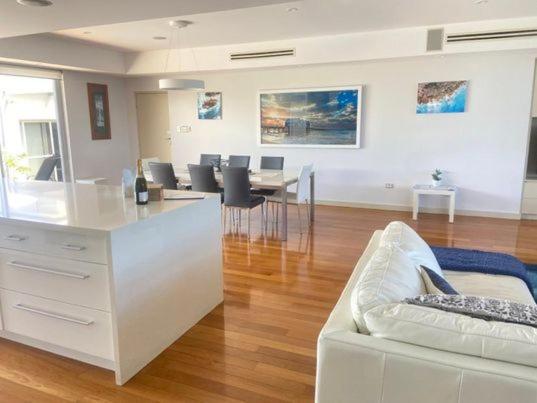 THE DECK HOUSE - Beautiful Busselton Beachfront