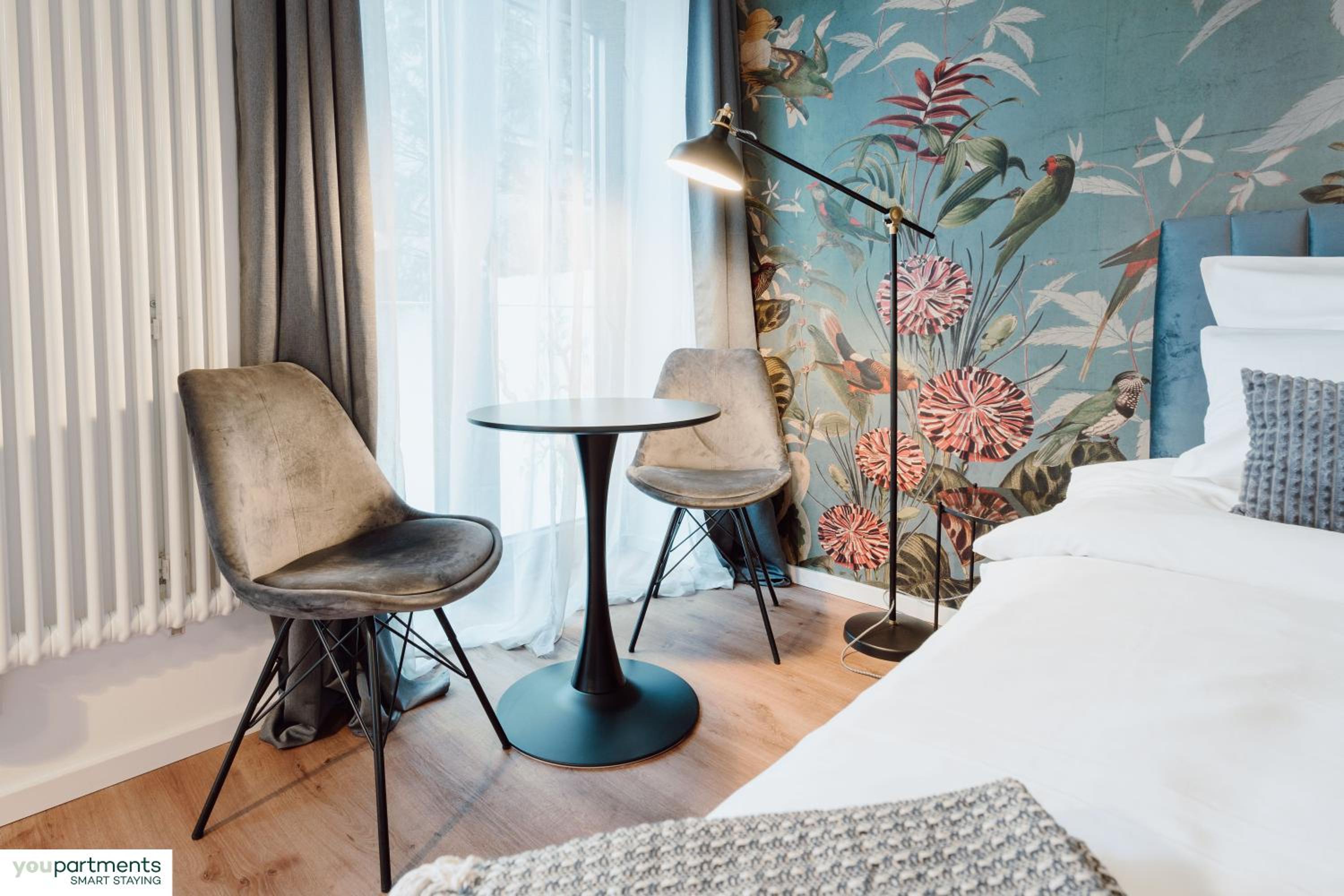 City-Studio im Innenhof mit Boxspring-Bett und Community-Raum