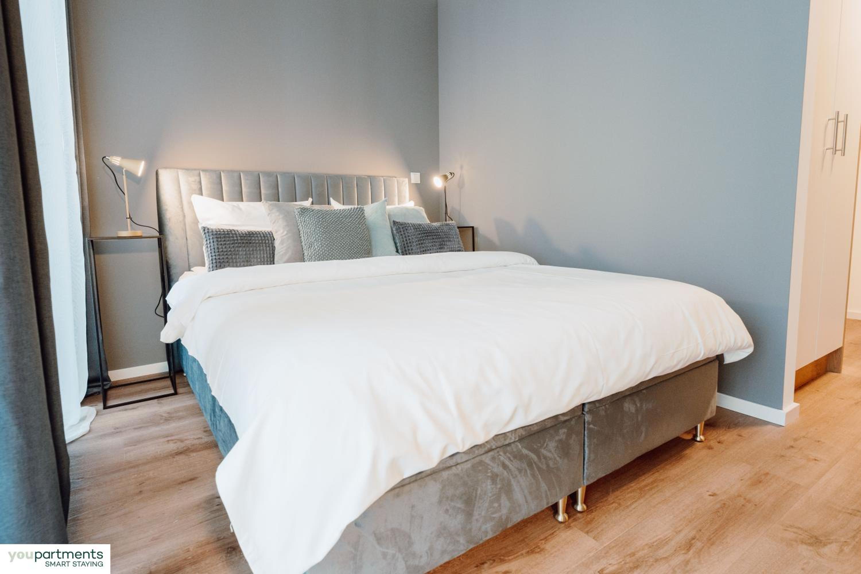 City-Studio im Innenhof mit Boxspring-Bett und Community-Raum