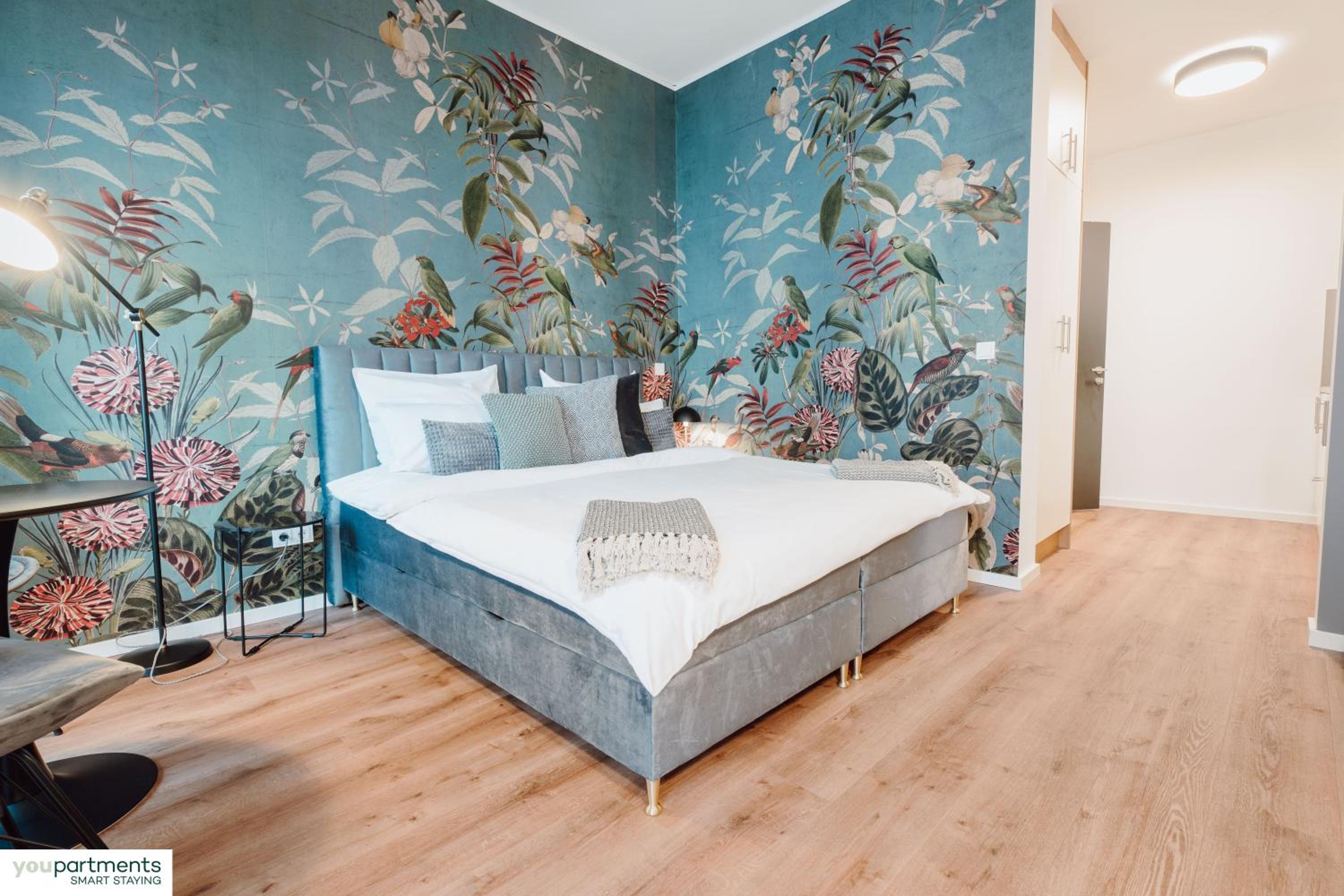 City-Studio im Innenhof mit Boxspring-Bett und Community-Raum